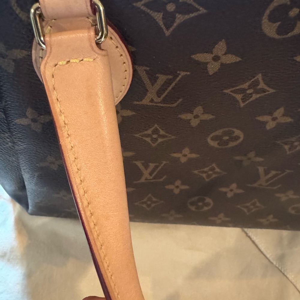 Louis Vuitton Rivoli NV MM - Picture 12 of 16